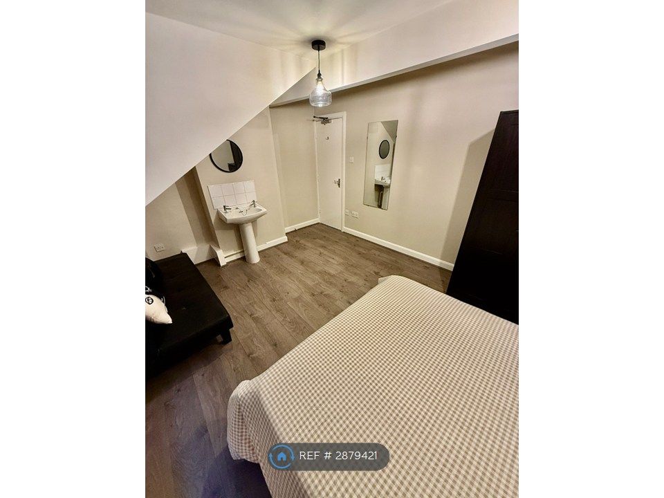 Property photo 3 of 8 Room 6 - 3