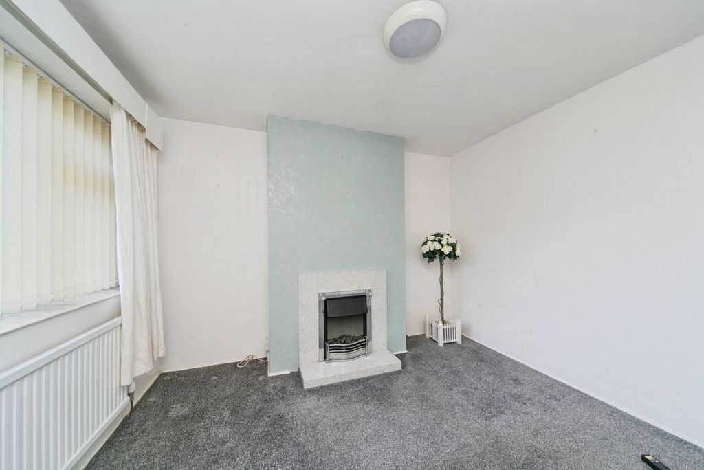 Property photo 3 of 17 Lounge