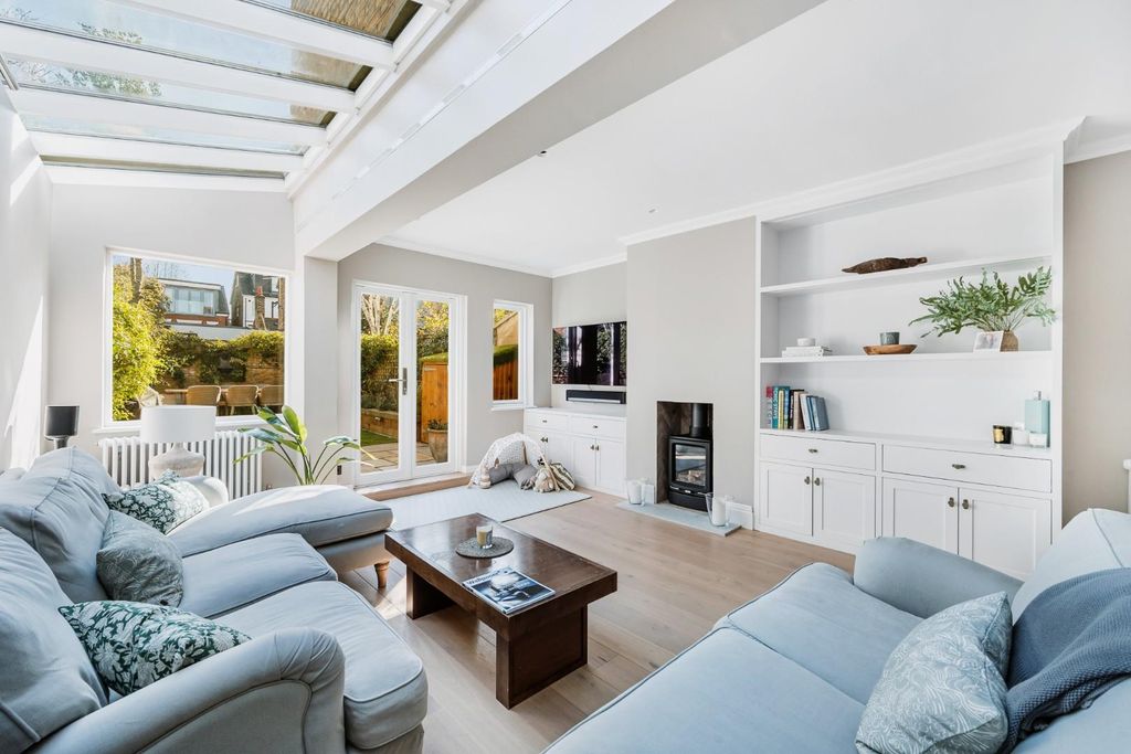 Property photo 1 of 19 10 Saville Road-4.Jpg