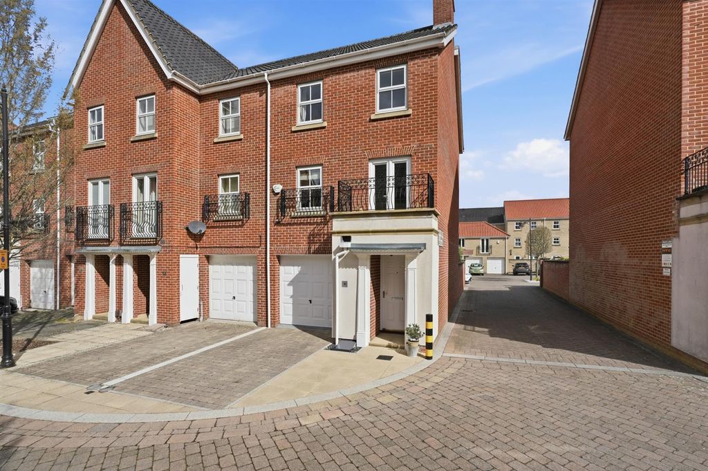 Property photo 1 of 22 16_Sarah_West_Close_023.Jpg