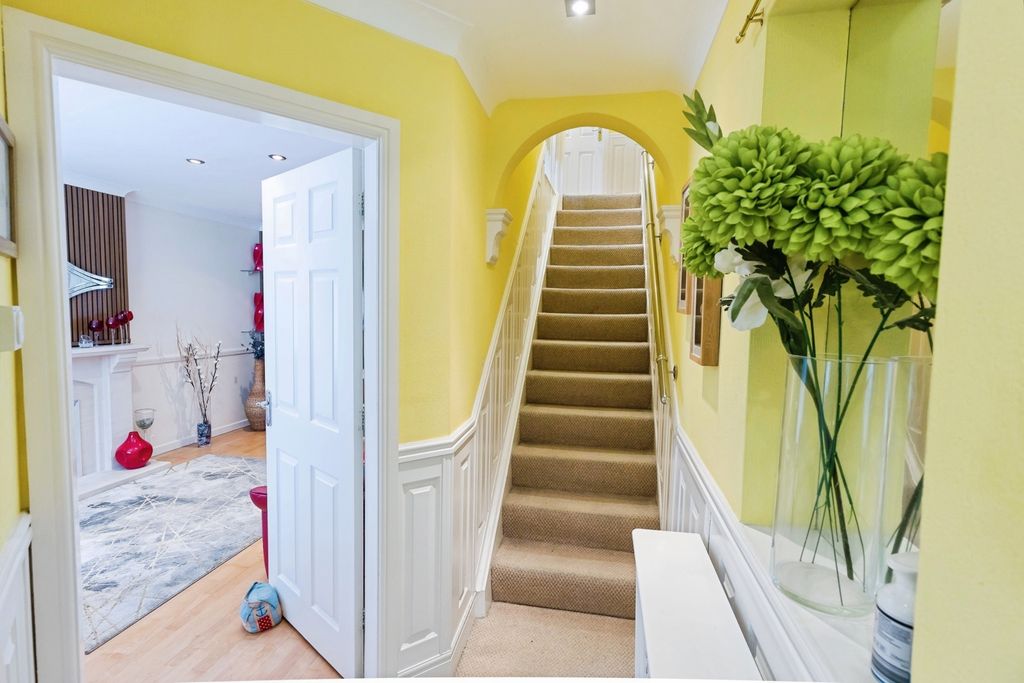Property photo 2 of 19 Entrance Hall