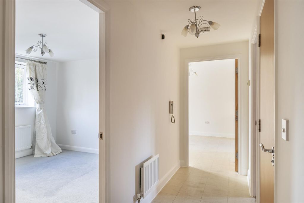 Property photo 3 of 18 Entrance Hall