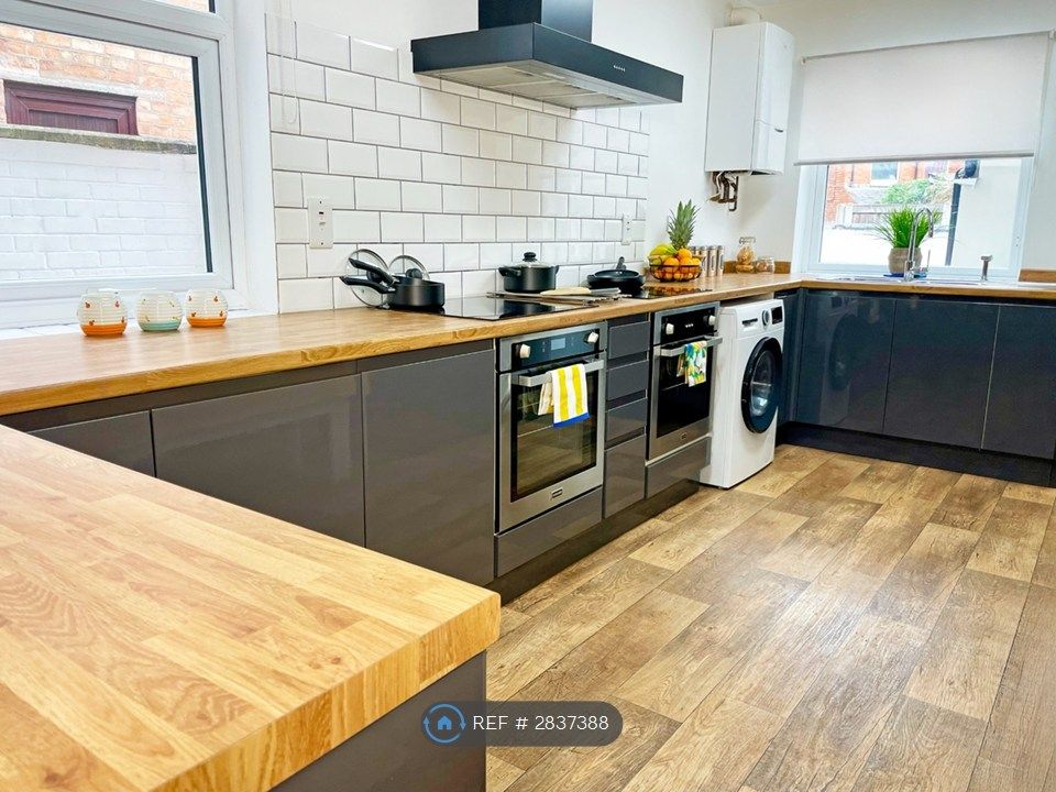 Property photo 1 of 21 Kitchen 4