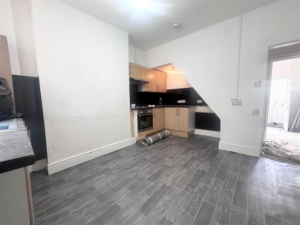 Property photo 3 of 8 Kitchen