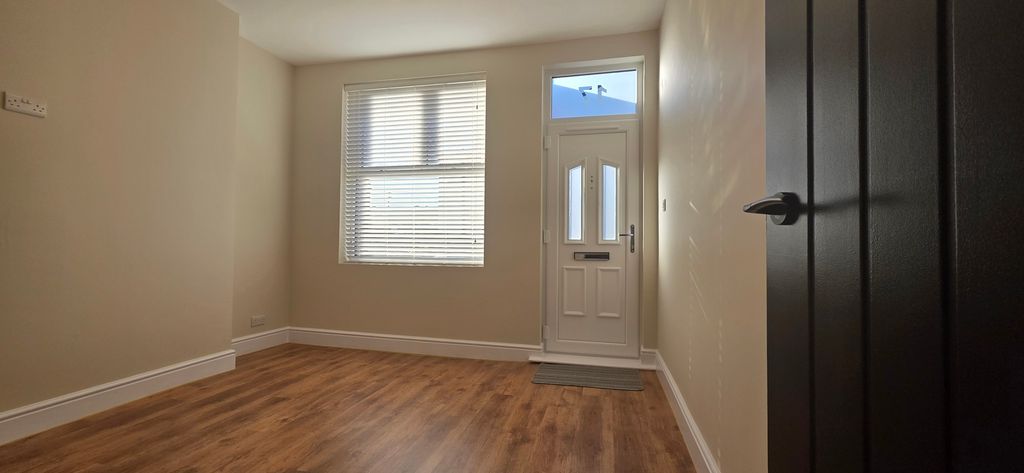 Property photo 2 of 12 Livingroom