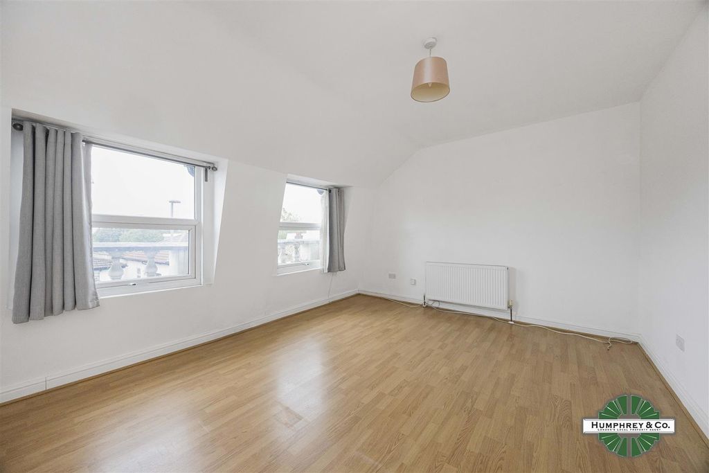 Property photo 1 of 7 401-403 Hoe Street -007.Jpg
