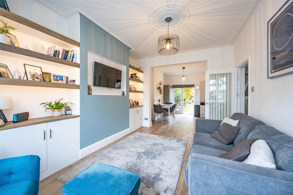 Property photo 2 of 18 Lounge