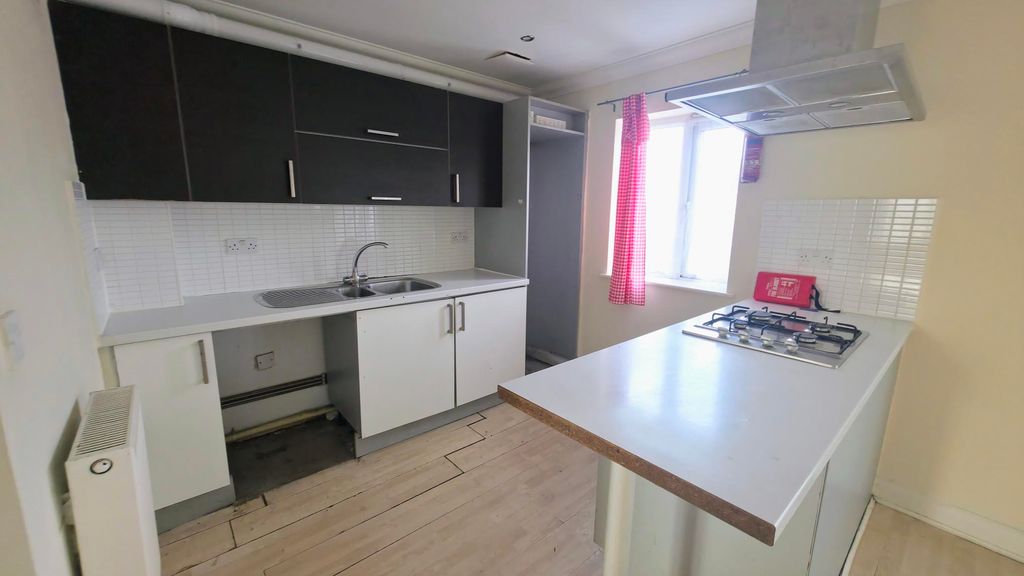 Property photo 3 of 10 Kitchen