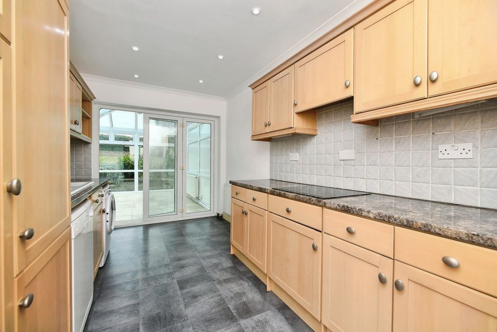 Property photo 2 of 25 Kitchen