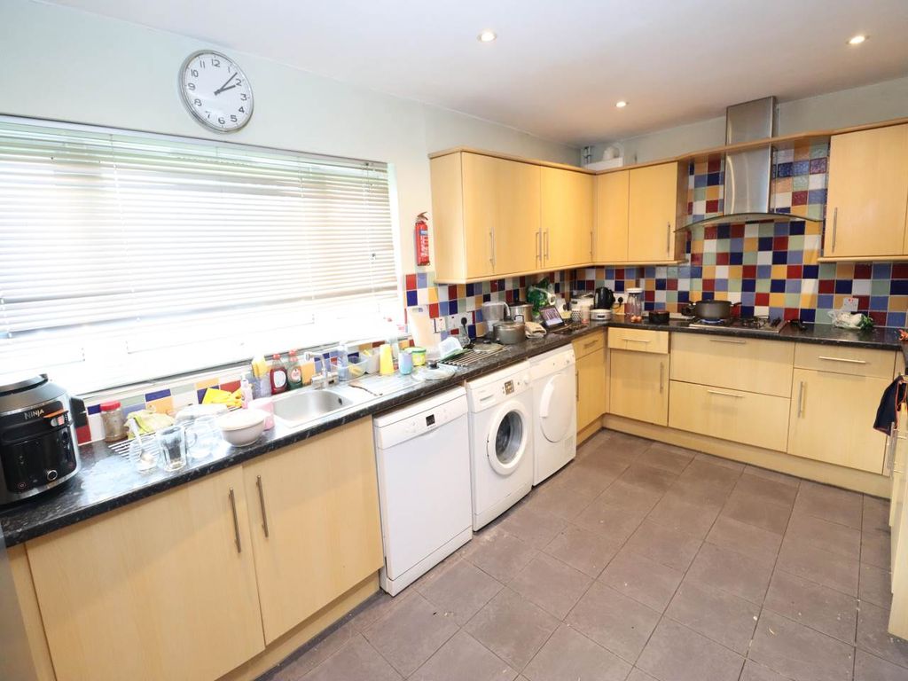 Property photo 2 of 11 Kitchen