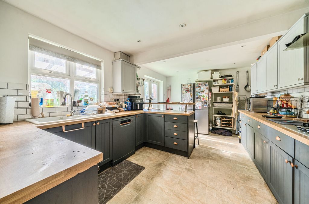 Property photo 2 of 13 1360568-9-68dc0dc...