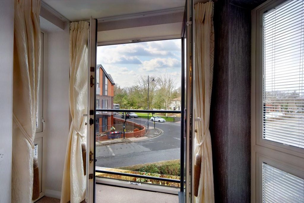 Property photo 2 of 27 8541170-Interior09 (Medium).Jpg