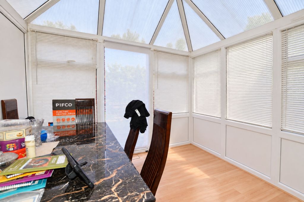 Property photo 3 of 8 Conservatory