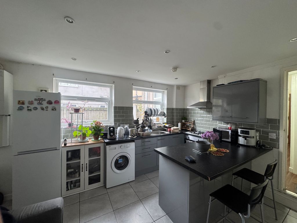 Property photo 2 of 7 Kitchen