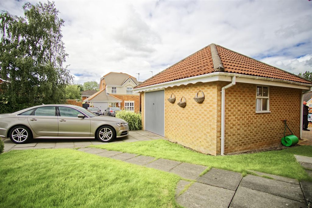 Property photo 2 of 17 Garage