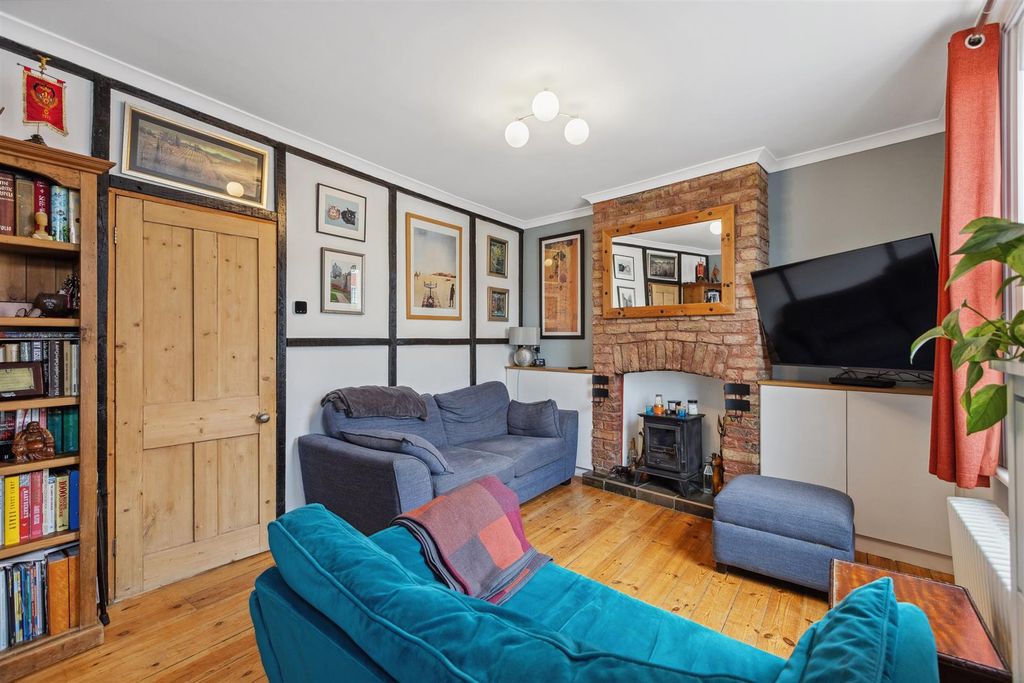 Property photo 2 of 12 Garth Road