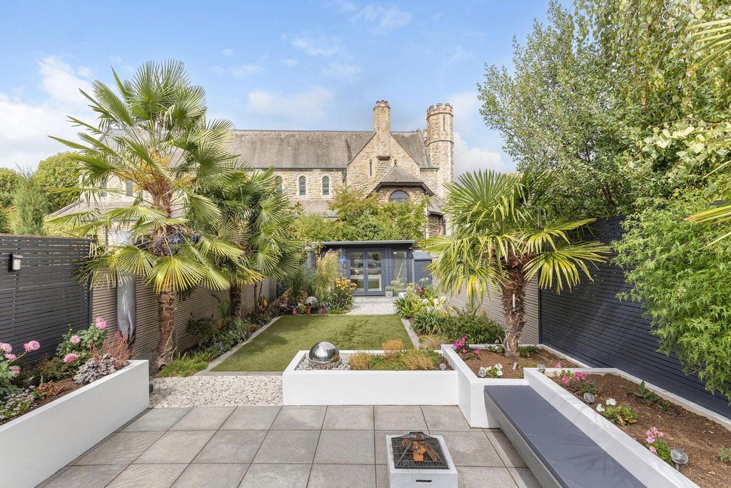 Property photo 2 of 20