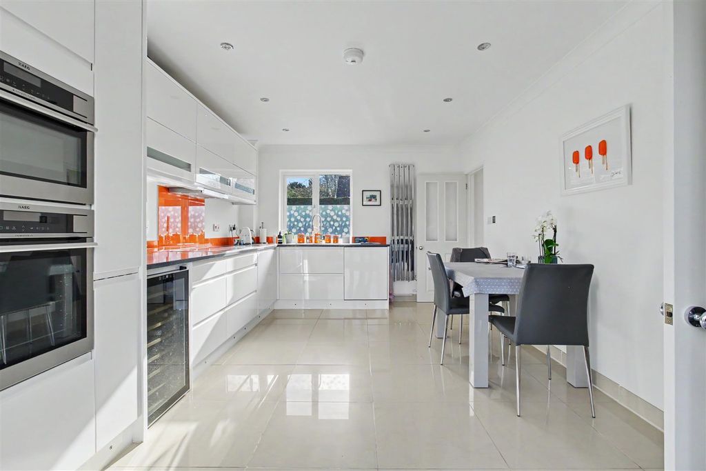 Property photo 3 of 34 Kitchen/Diner