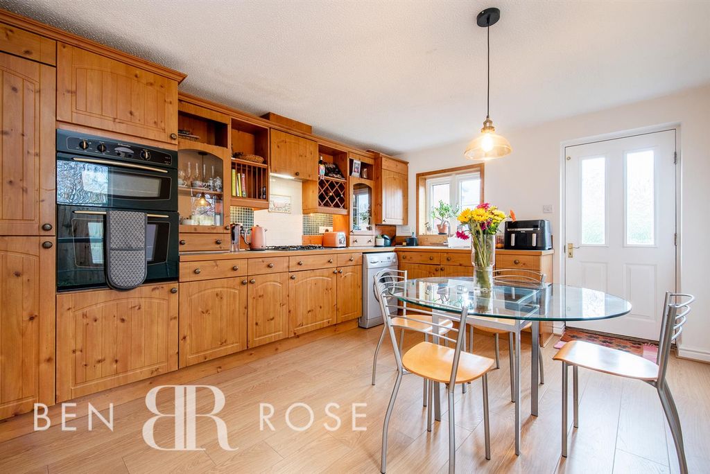 Property photo 3 of 24 Kitchen/Diner