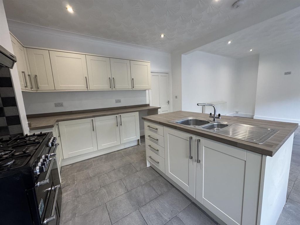 Property photo 3 of 17 Kitchen