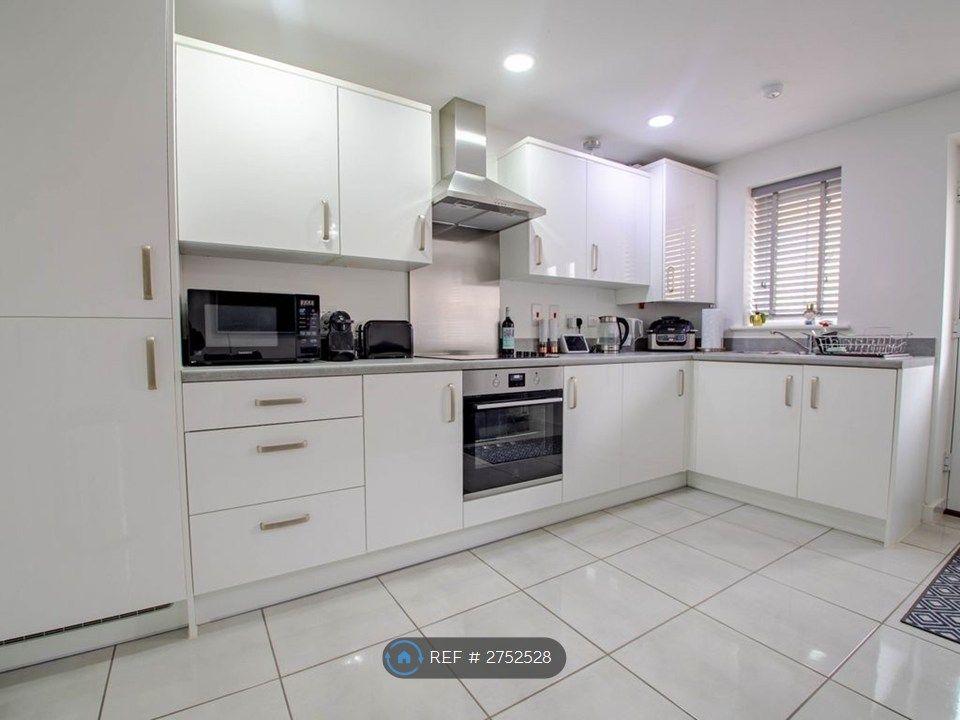 Property photo 3 of 9 Kitchen