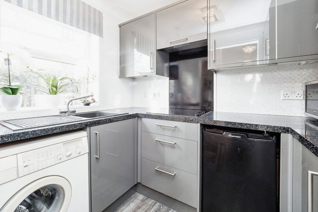 Property photo 3 of 12 Kitchen