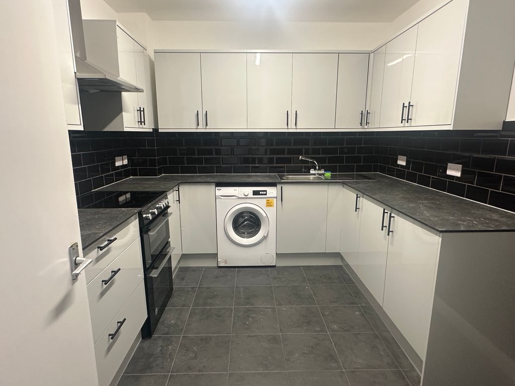 Property photo 1 of 4 Kitchen
