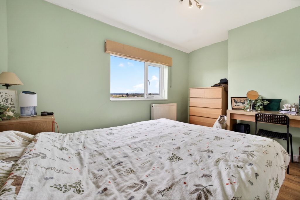 Property photo 3 of 18 Bed 1 (3)