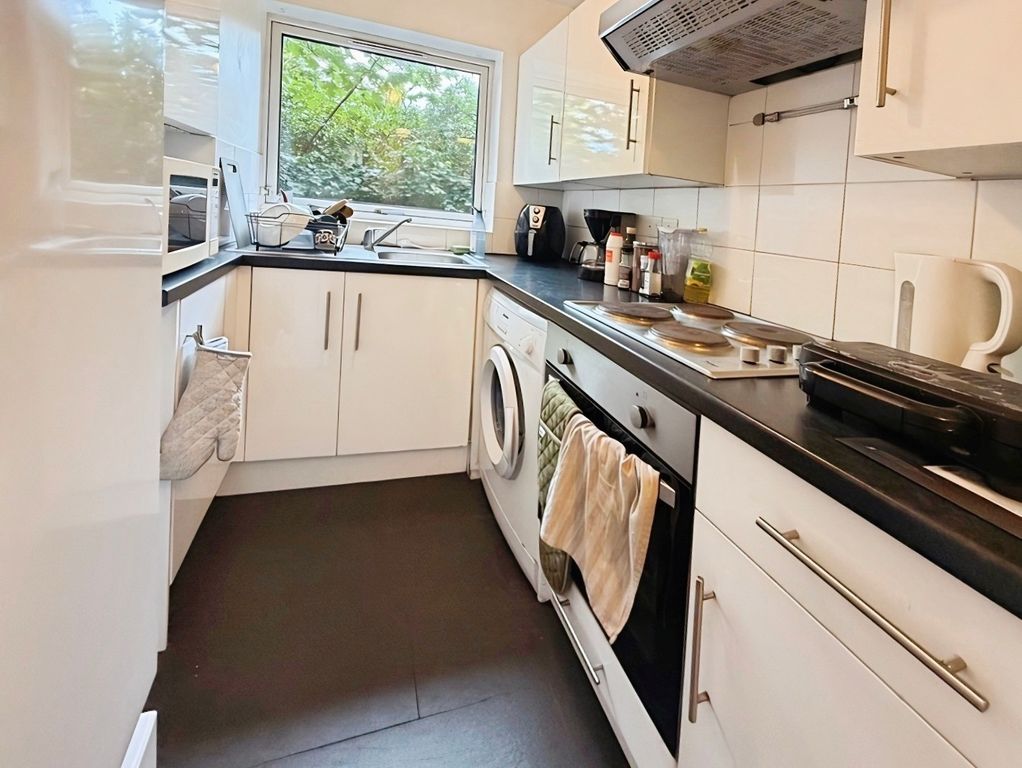 Property photo 3 of 7 Kitchen