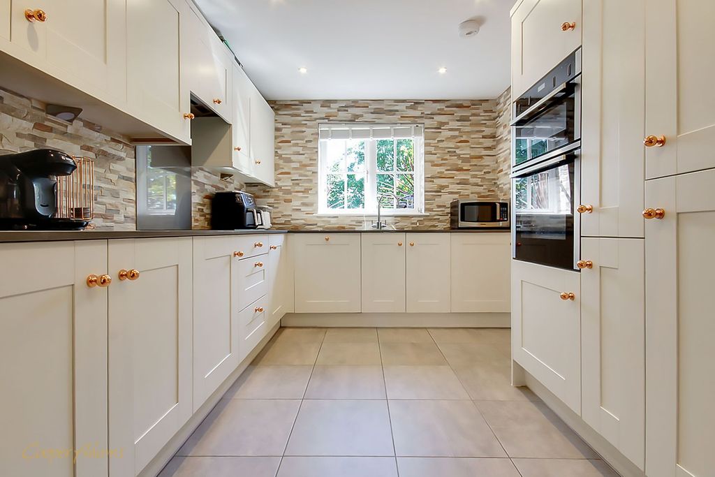 Property photo 2 of 16 Kitchen