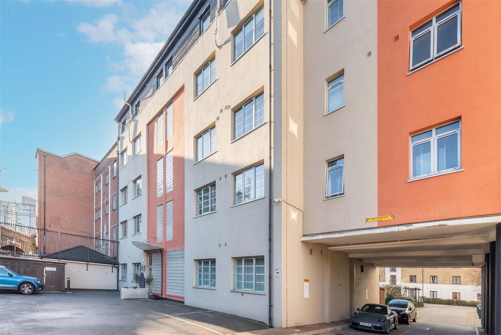 Property photo 1 of 11 Sunlight Square