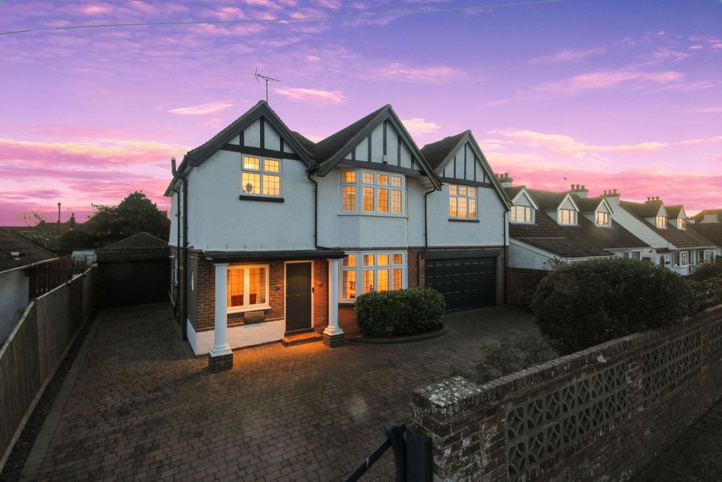 Property photo 1 of 17 Twilight