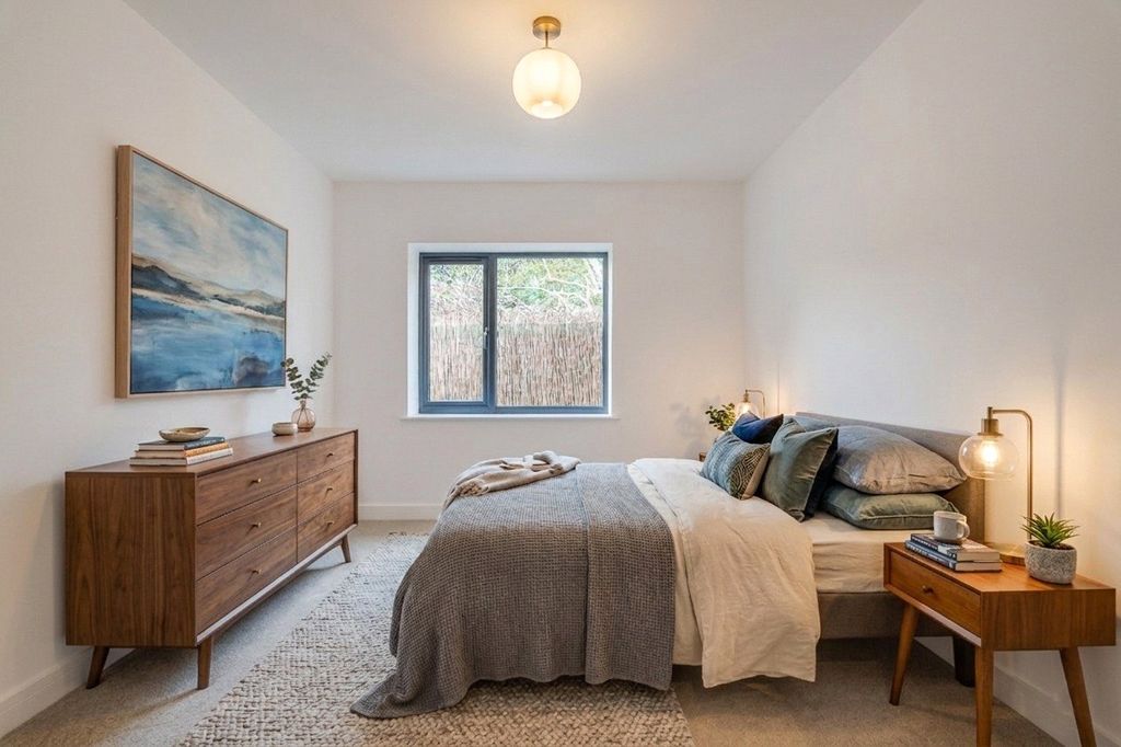 Property photo 2 of 5 Bedroom