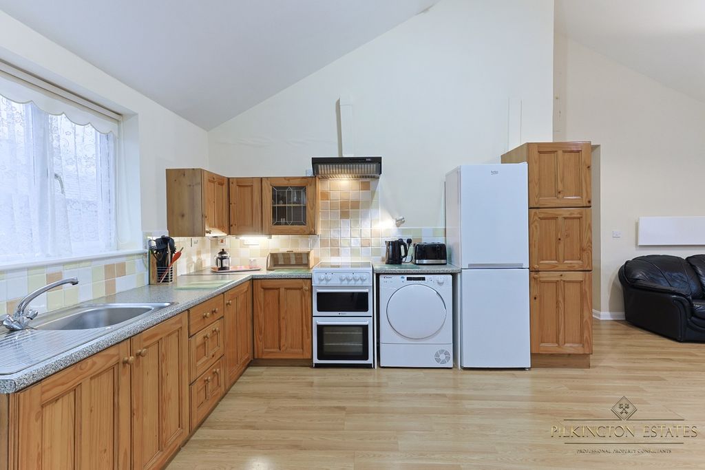 Property photo 2 of 19 4699815