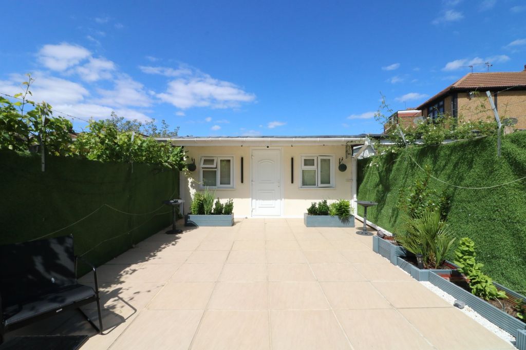 Property photo 2 of 23 Rear Shed &amp; Garden