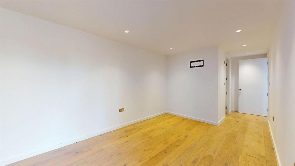 Property photo 2 of 16 Barrain London - Property For Sale In E13