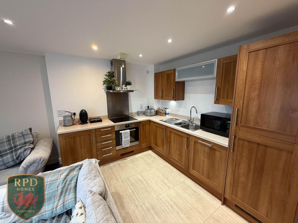 Property photo 3 of 17 Kitchen