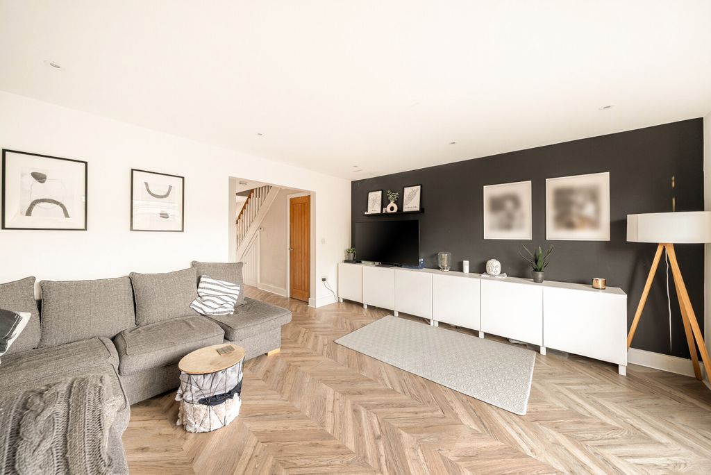 Property photo 3 of 13 1419744-11-699F38...