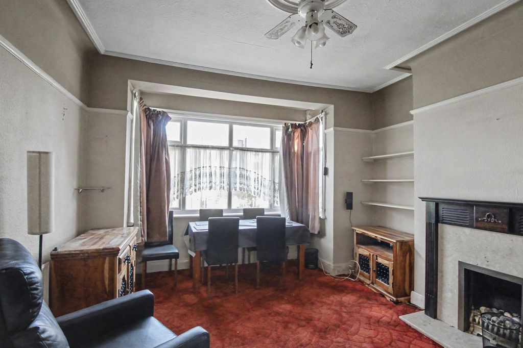Property photo 3 of 12 6A St Edwards Way, Romford, Rm1 4Dd