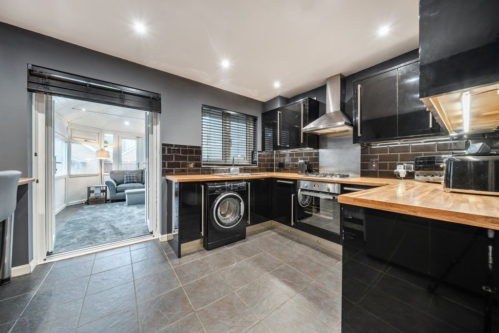 Property photo 3 of 10 1409361-16-698B21...