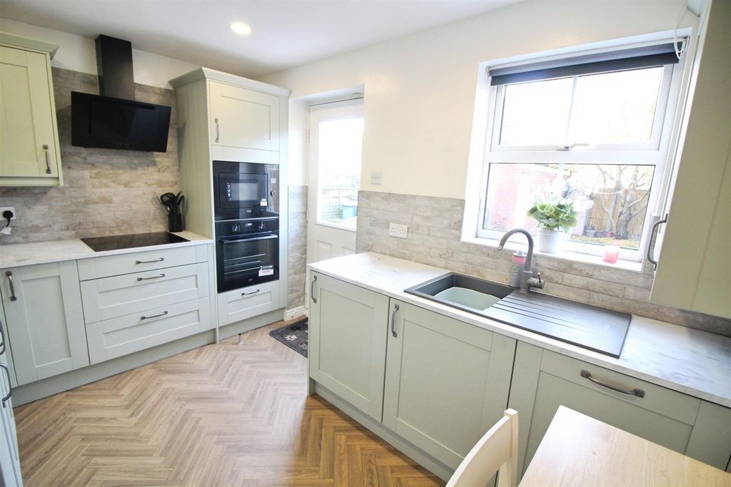 Property photo 2 of 11 Kitchen