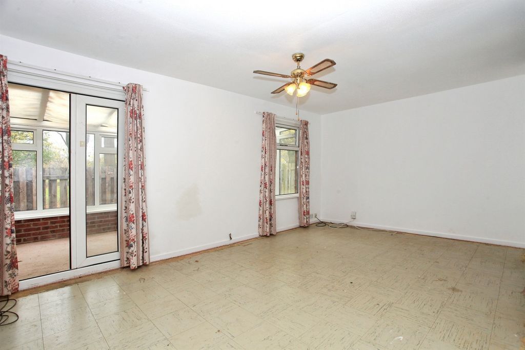 Property photo 2 of 17 Lounge