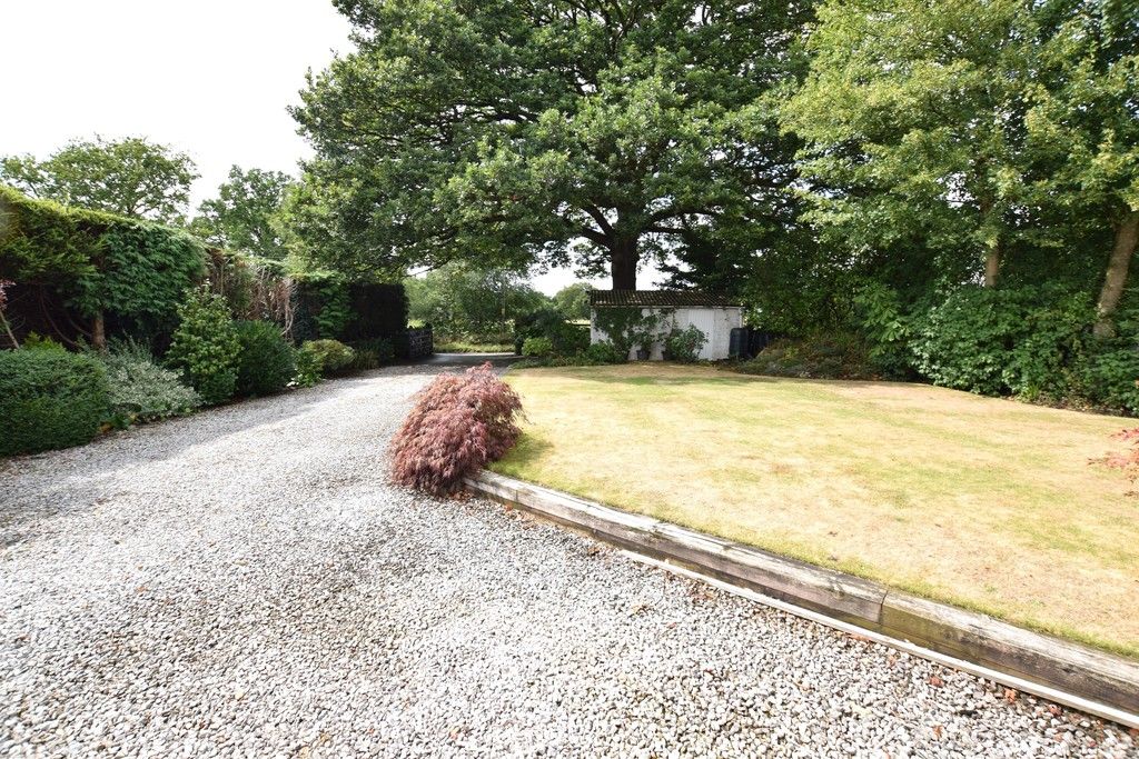 Property photo 2 of 31 Front Garden