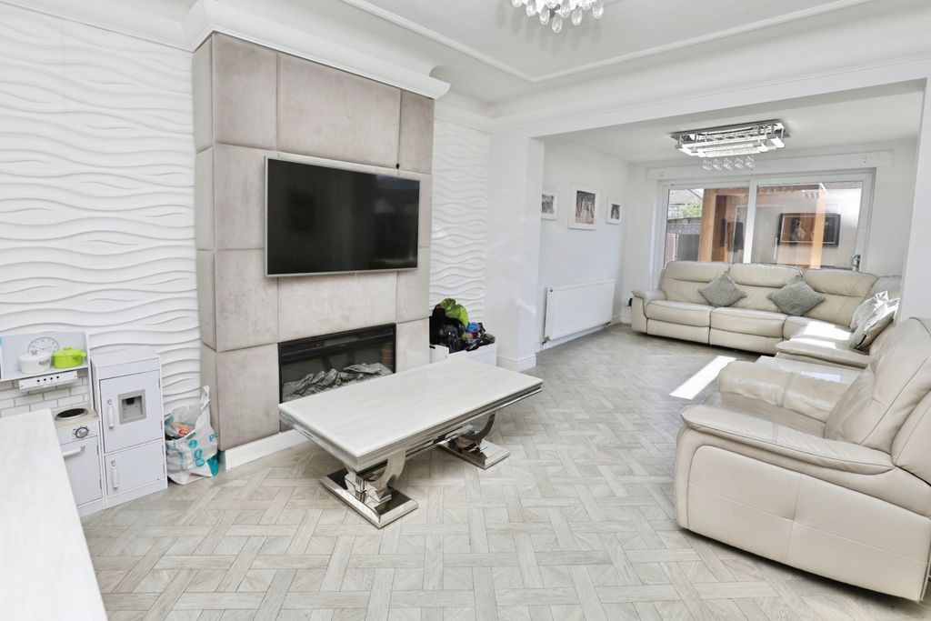 Property photo 2 of 18 Lounge