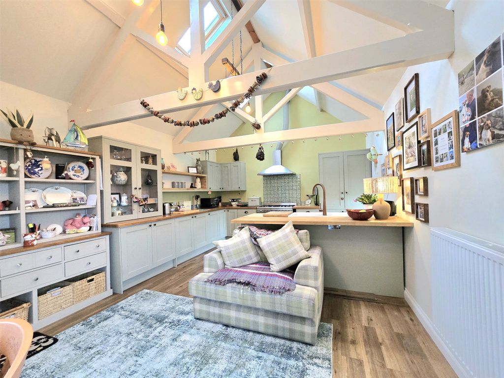 Property photo 2 of 28 Picture No. 33