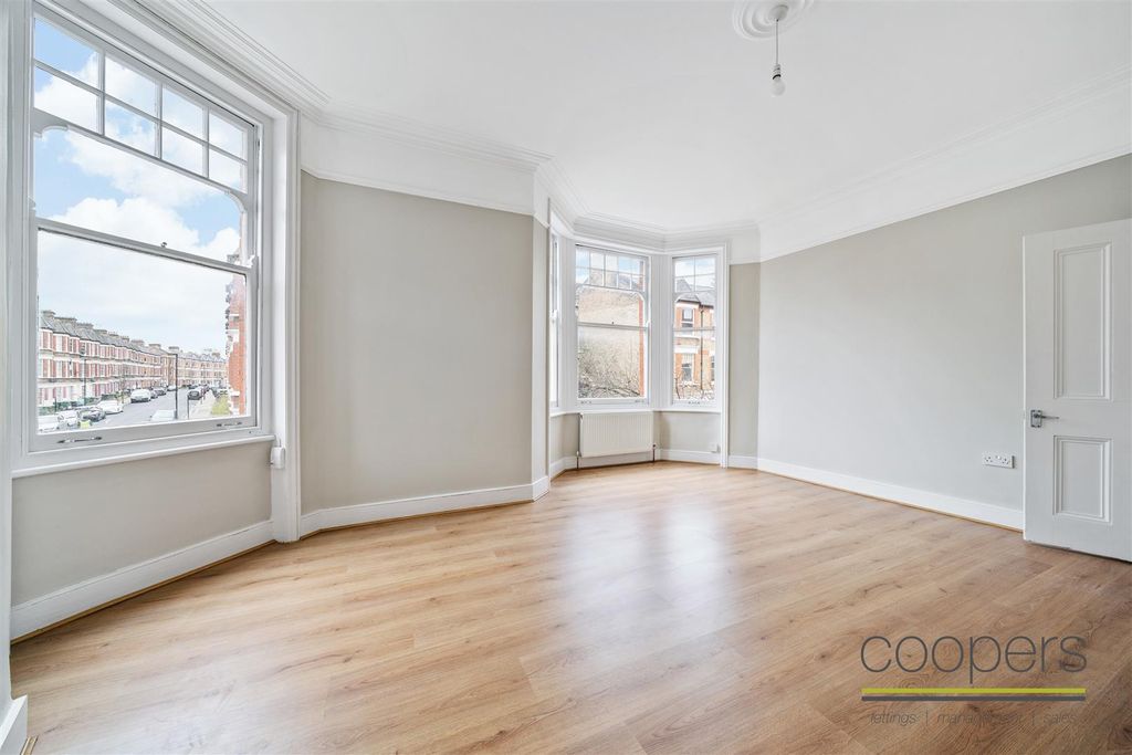 Property photo 2 of 11 210 Elmhurst Mansions Sw4 6Hh-4.Jpg