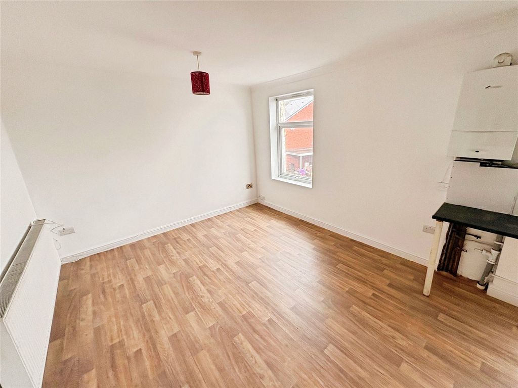 Property photo 3 of 5 Living Room/Kitchen