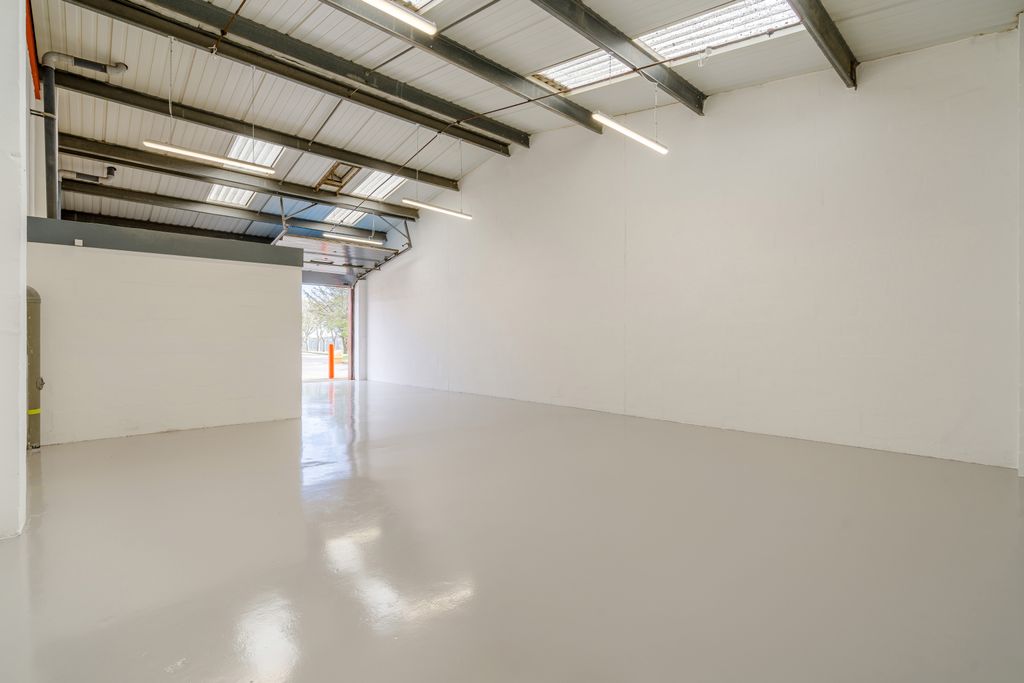Property photo 3 of 10 8690510-Interior02