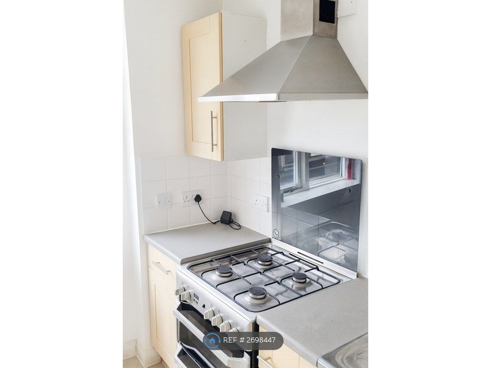 Property photo 3 of 11 Kitchen