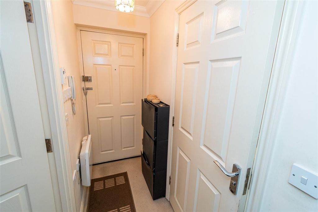 Property photo 2 of 9 Hall